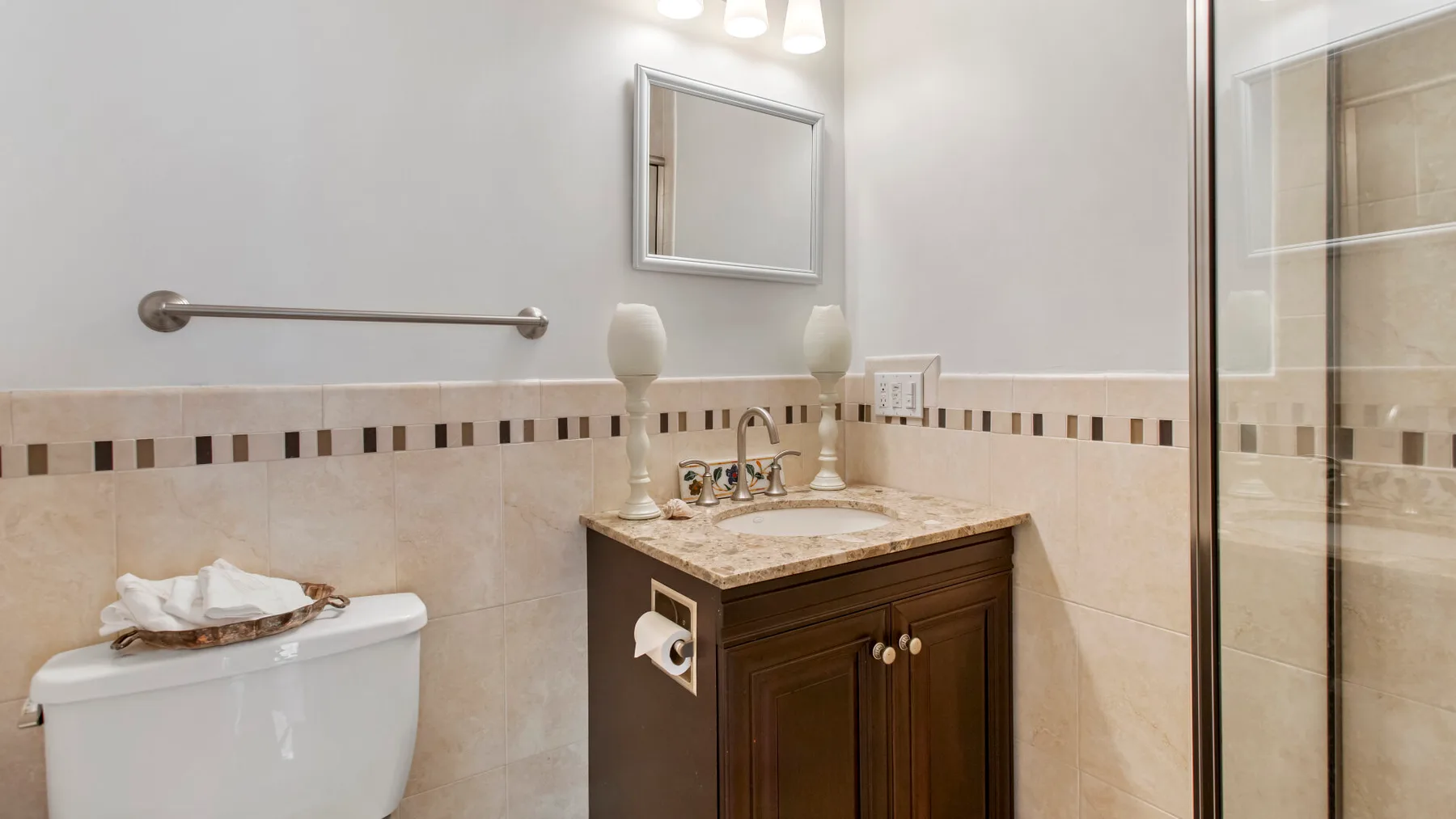 Un baño con lavabo, inodoro y ducha.