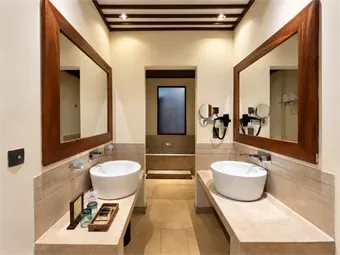 Baño de la Suite Junior de lujo con dos lavabos y ducha.