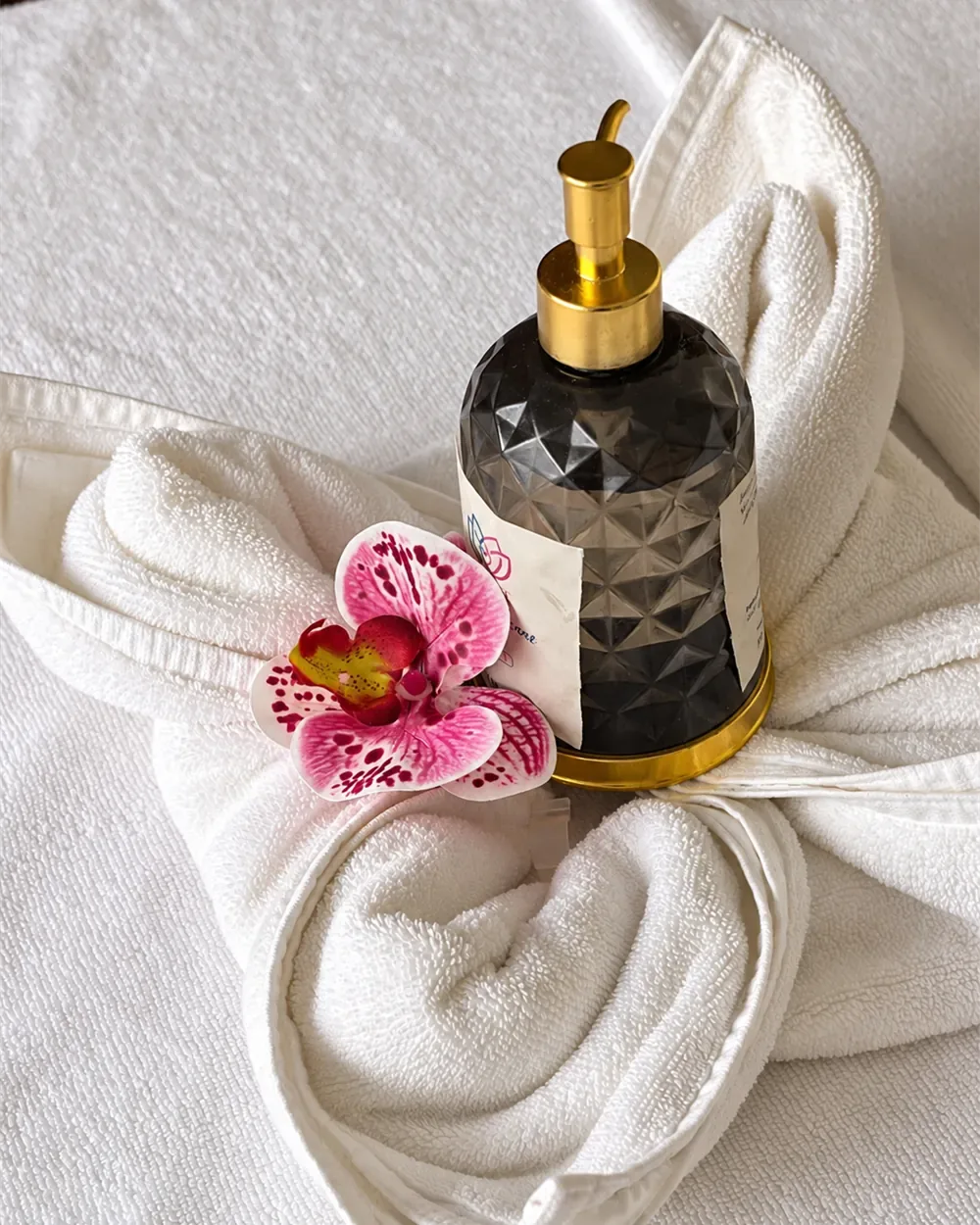 Aceite de masaje y orquídea en The Court Spa.