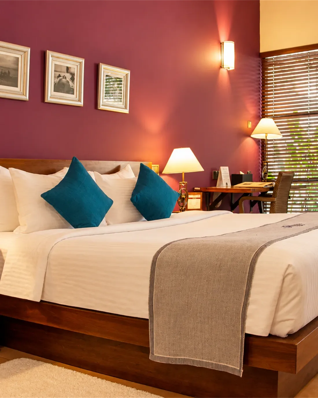 Habitación Superior Deluxe con cama king y cojines de color verde azulado.