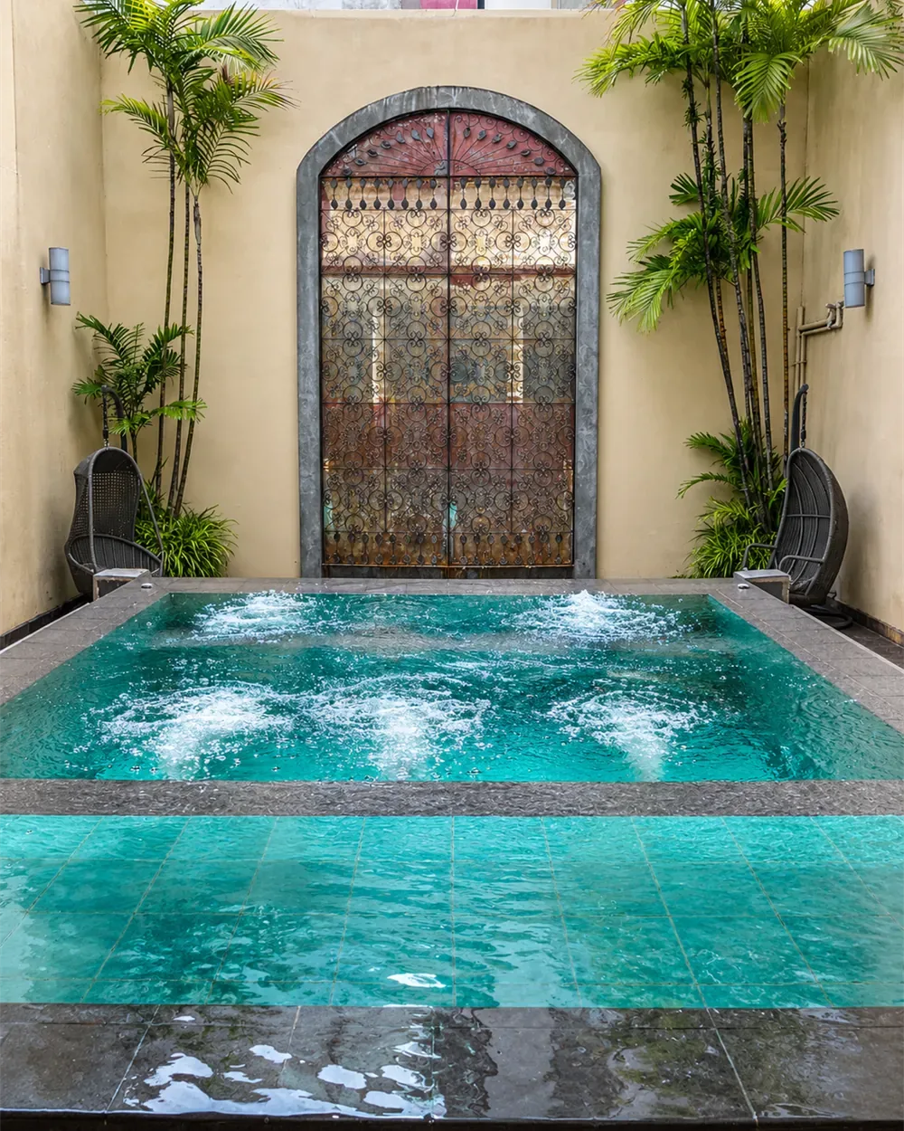 Jacuzzi en The Court Spa bajo una entrada en arco.