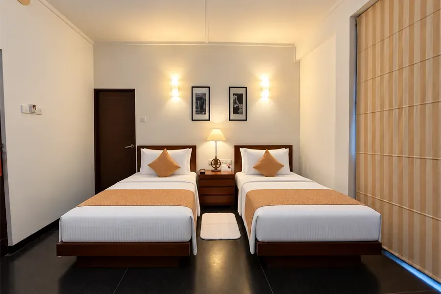 Habitación Deluxe Twin con dos camas individuales.