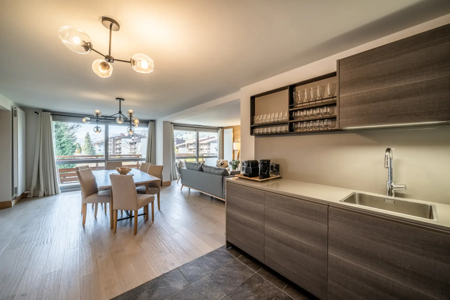 Cocina de diseño contemporáneo del apartamento familiar Cortirion en Megève