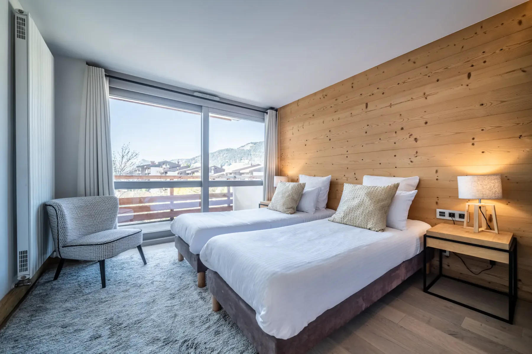 Acogedor dormitorio doble con vistas a las montañas del apartamento Cortirion en Megève