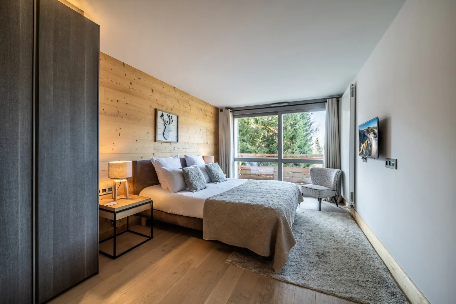 Acogedor dormitorio doble con vistas a las montañas del apartamento Cortirion en Megève