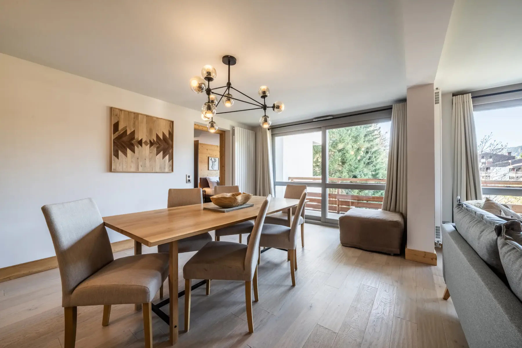 Bonito comedor de planta abierta del apartamento familiar Cortirion en Megève