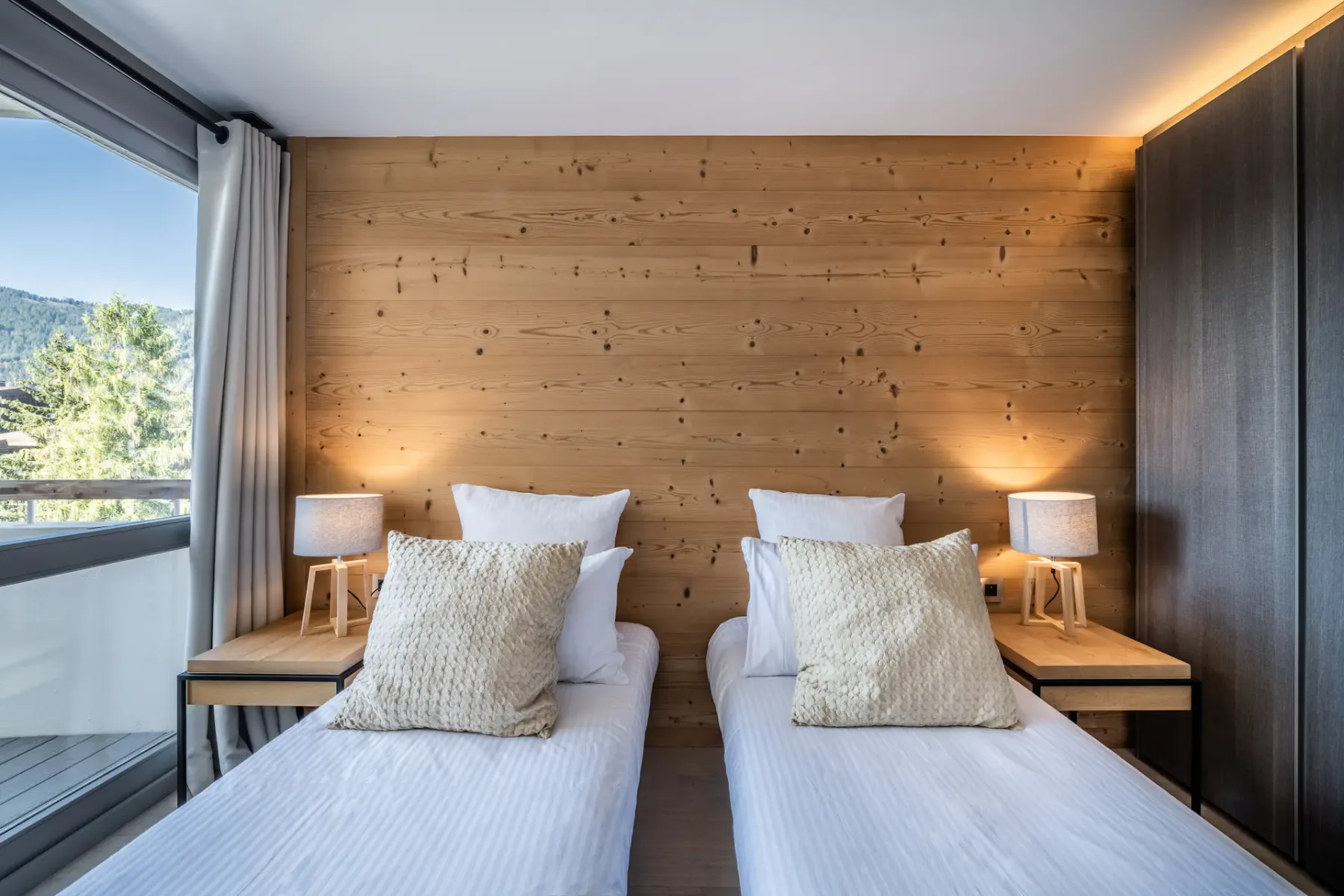 Acogedor dormitorio doble con vistas a las montañas del apartamento Cortirion en Megève