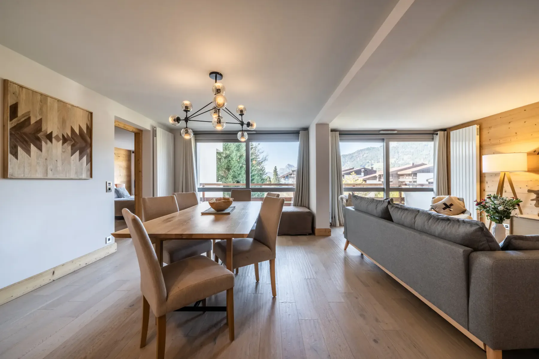 Bonito comedor de planta abierta del apartamento familiar Cortirion en Megève