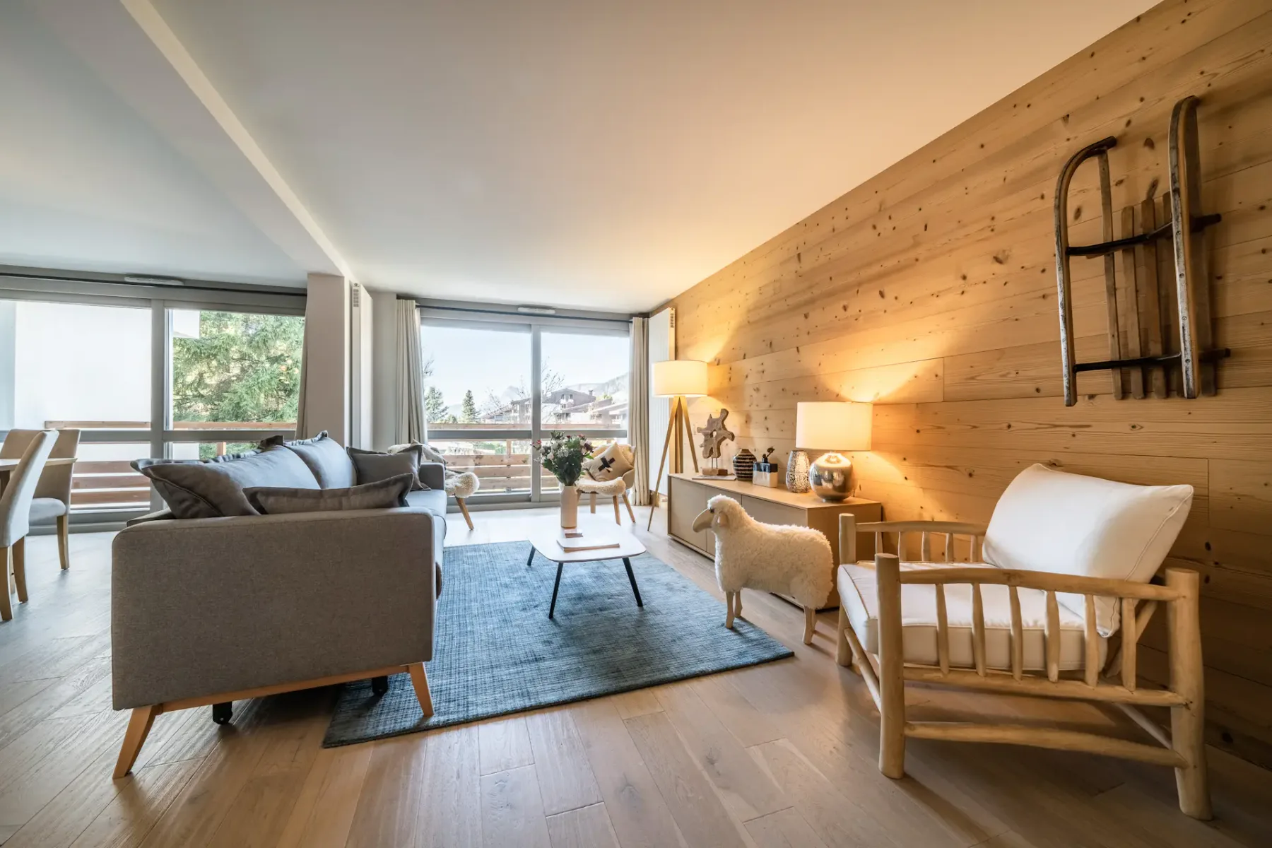 Amplio salón alpino del apartamento familiar Cortirion en Megève