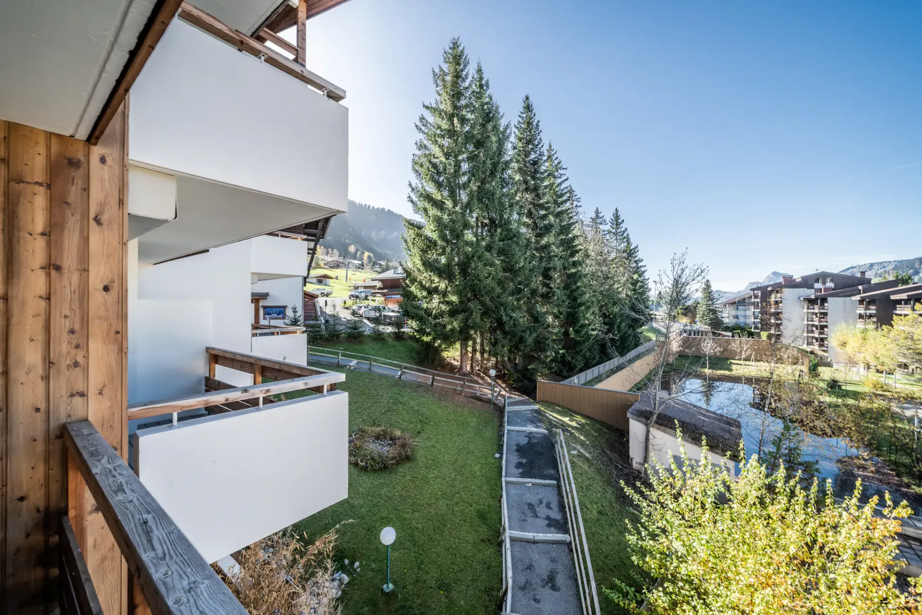 Exterior del edificio con vistas a las montañas del apartamento Cortirion en Megève