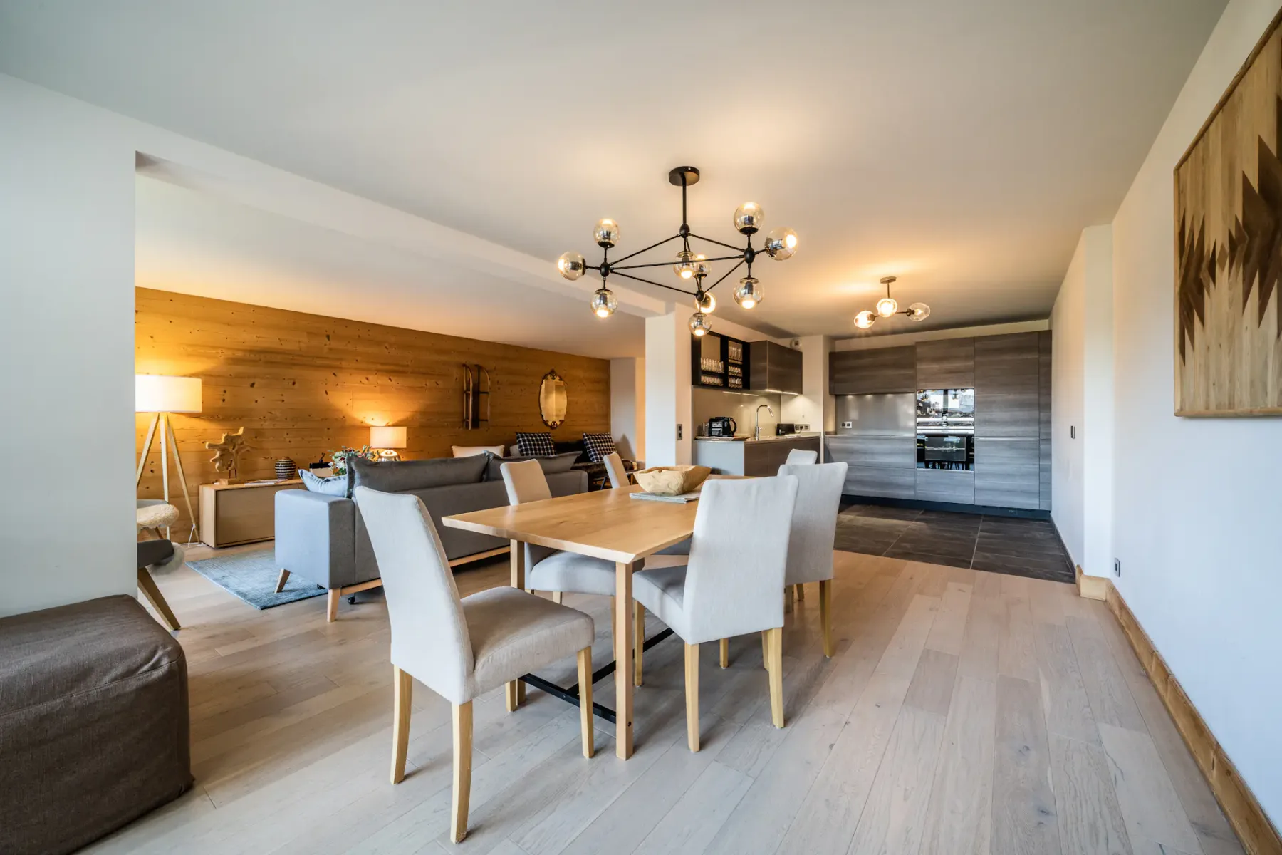 Cocina de diseño contemporáneo del apartamento familiar Cortirion en Megève