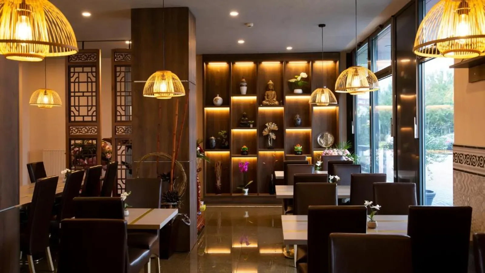 Hotel restaurant dining room