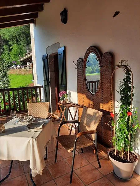 Breakfast and dining