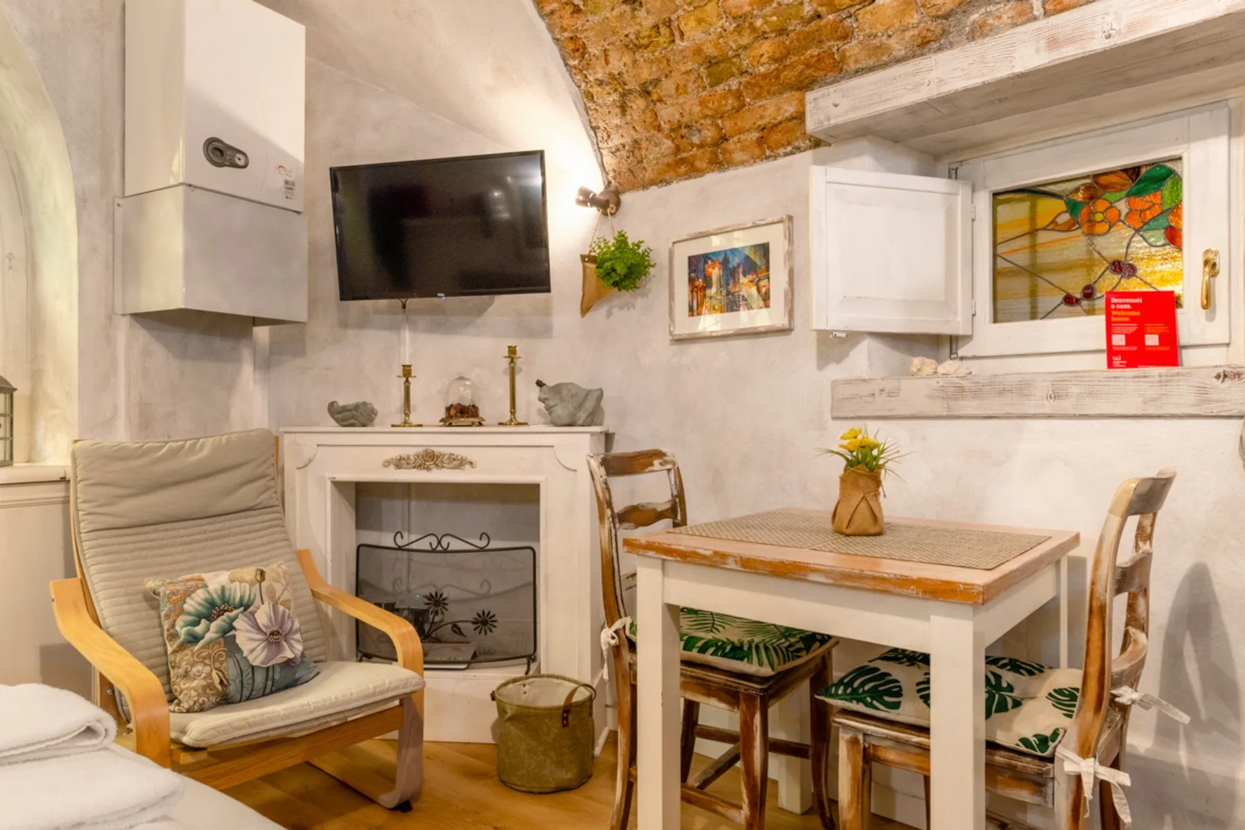 Un comedor con una mesa de madera, sillas y una chimenea.