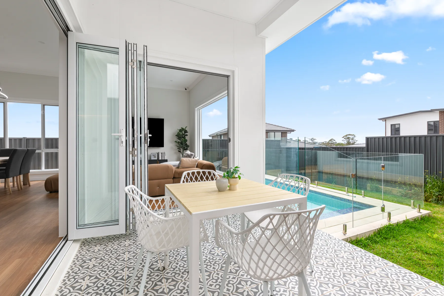 Disfruta del desayuno o de un refrigerio por la tarde en el patio resguardado, con la piscina privada a solo unos pasos.
