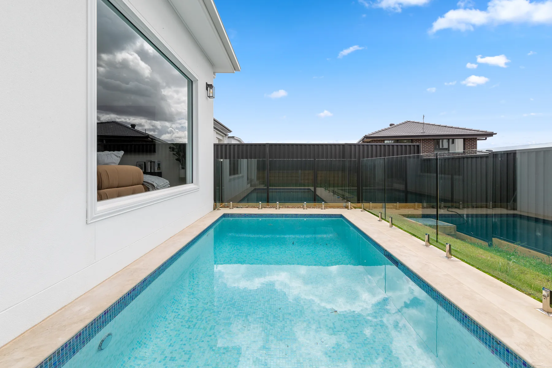 Pasa las tardes soleadas nadando en tu piscina privada, situada junto al patio cubierto para que puedas hacer cómodas pausas junto a la piscina.