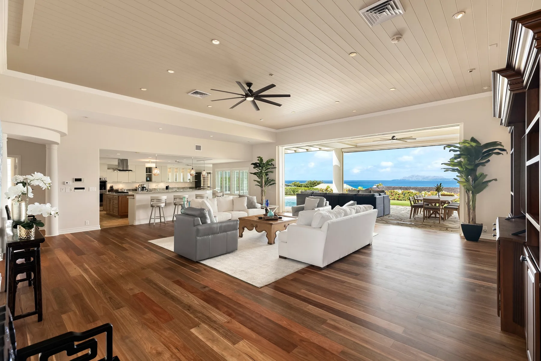 Una amplia sala de estar se abre a un comedor y ofrece vistas al mar.