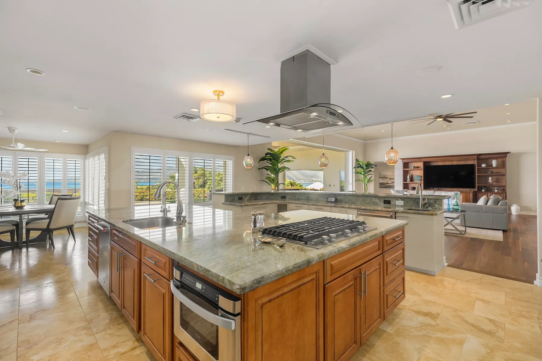 Una cocina amplia con una isla central, una placa de cocina y gabinetes de madera.