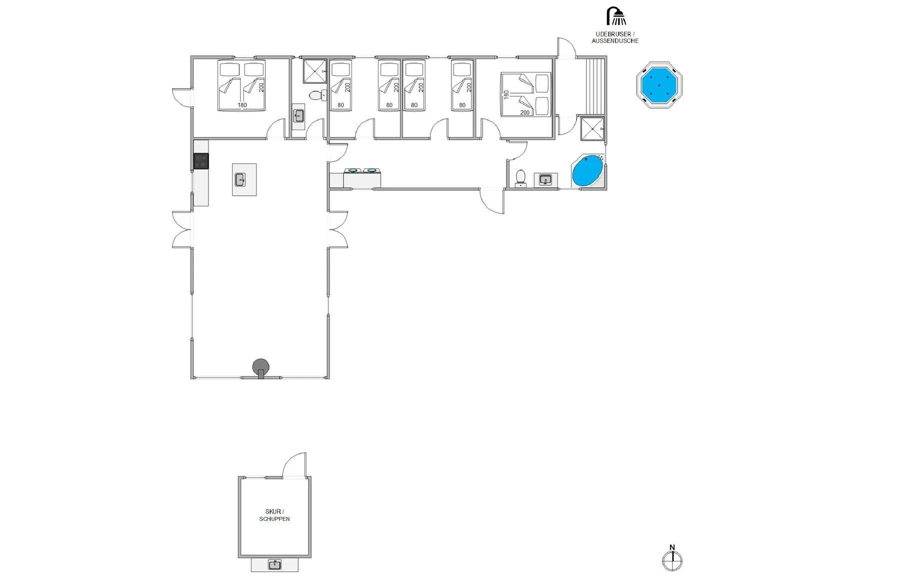 Un plano muestra varias habitaciones, un amplio espacio abierto y elementos de agua al aire libre.