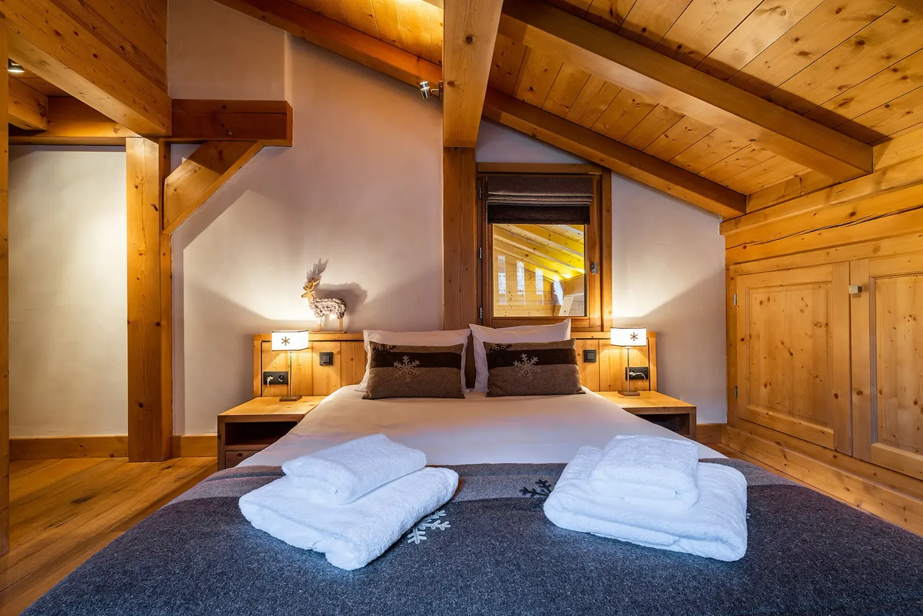 Luxury double ensuite bedroom private bathroom hotel services chalet Abachi Les Gets