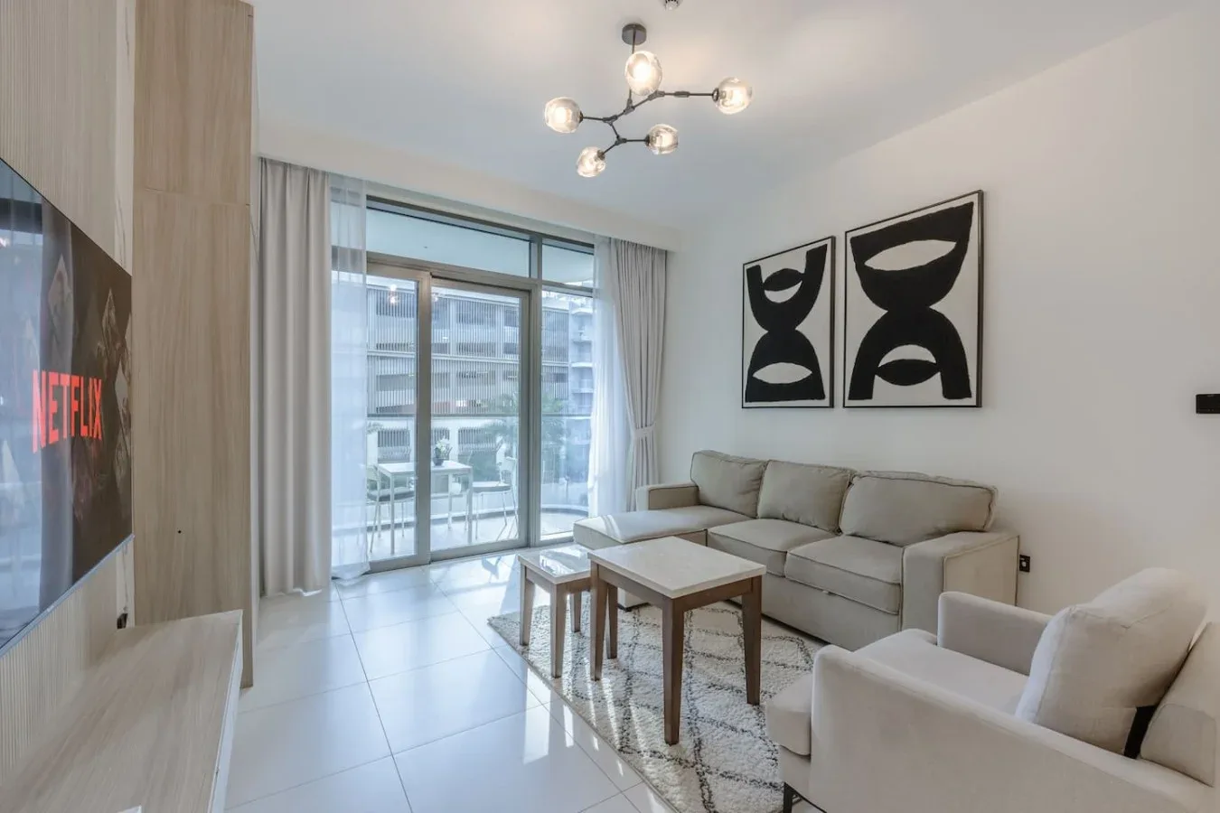 Una sala luminosa con asientos, una mesa de centro y ventanales.