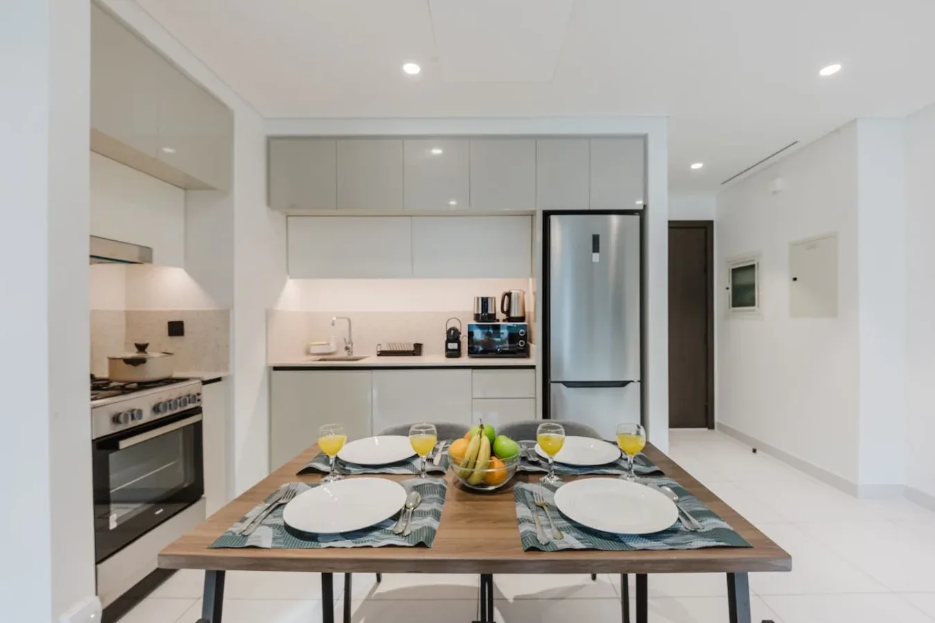Una cocina moderna y luminosa con una mesa preparada para comer.