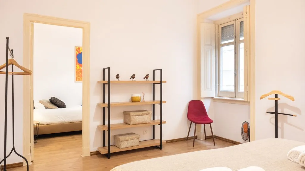 Un dormitorio luminoso con una cama y estanterías abiertas.