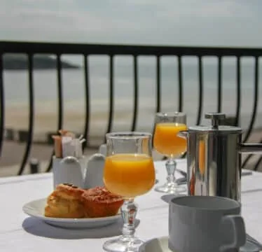 Desayuno en la terraza con vistas a la bahía de Youghal
