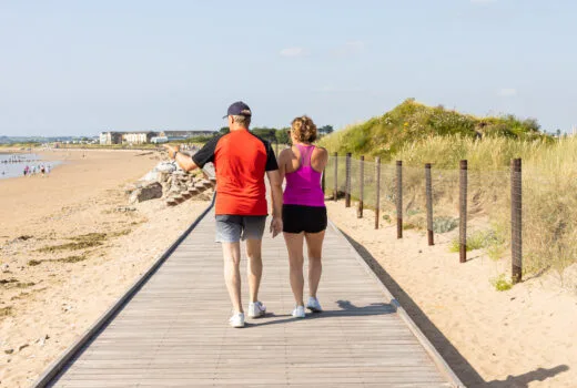 Pareja paseando por la pasarela de Youghal