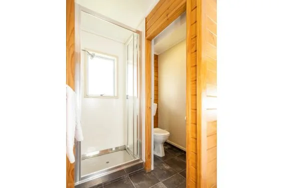 Baño del estudio con cama king