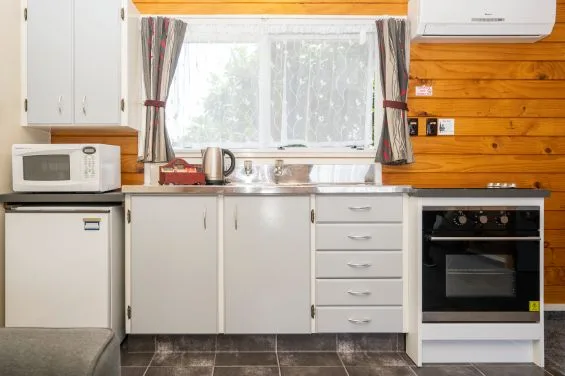 Cocina del estudio con cama king