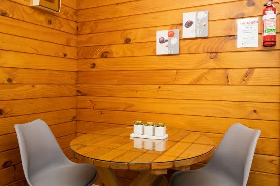 Zona de comedor del estudio con cama king