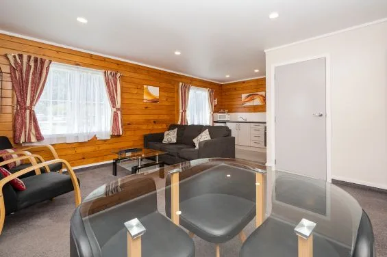 Sala de estar y comedor de la suite de dos dormitorios