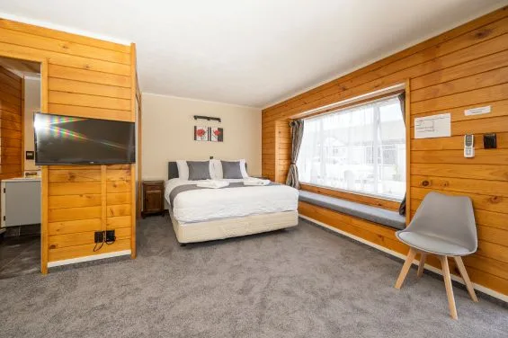 Zona de estar del estudio con cama king