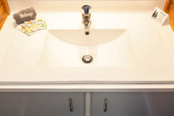Mueble de lavabo del estudio con cama king