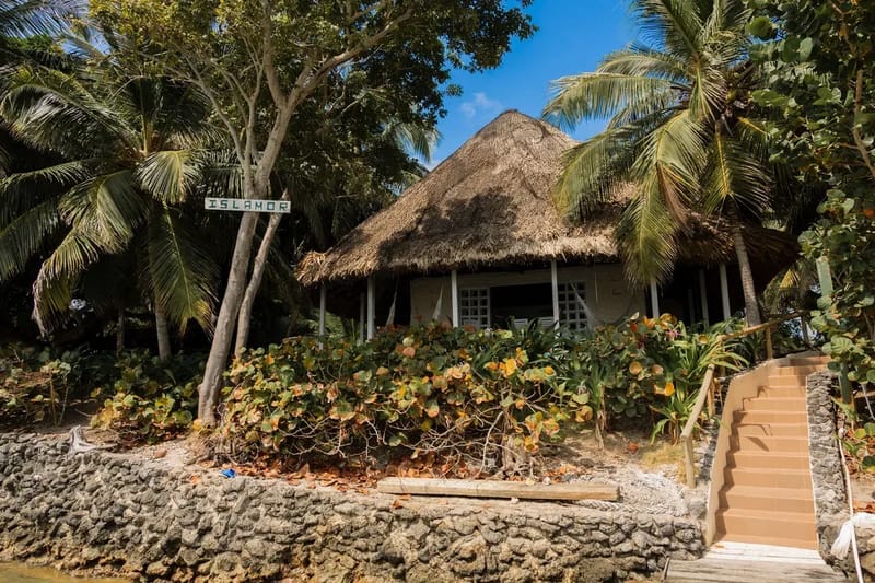Nature & Beachfront 4BR Villa in Isla Grande