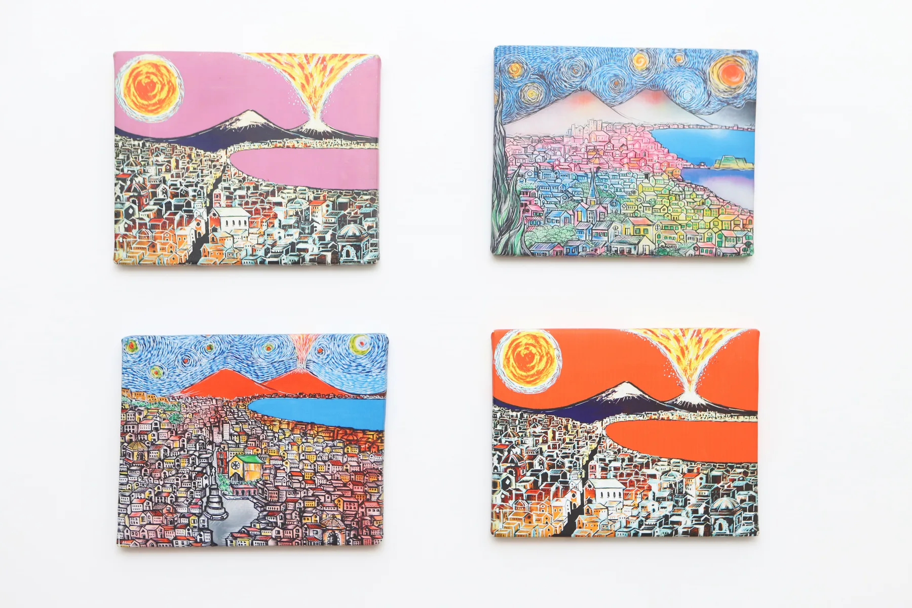 Cuatro pinturas coloridas muestran pueblos costeros densos bajo cielos luminosos.