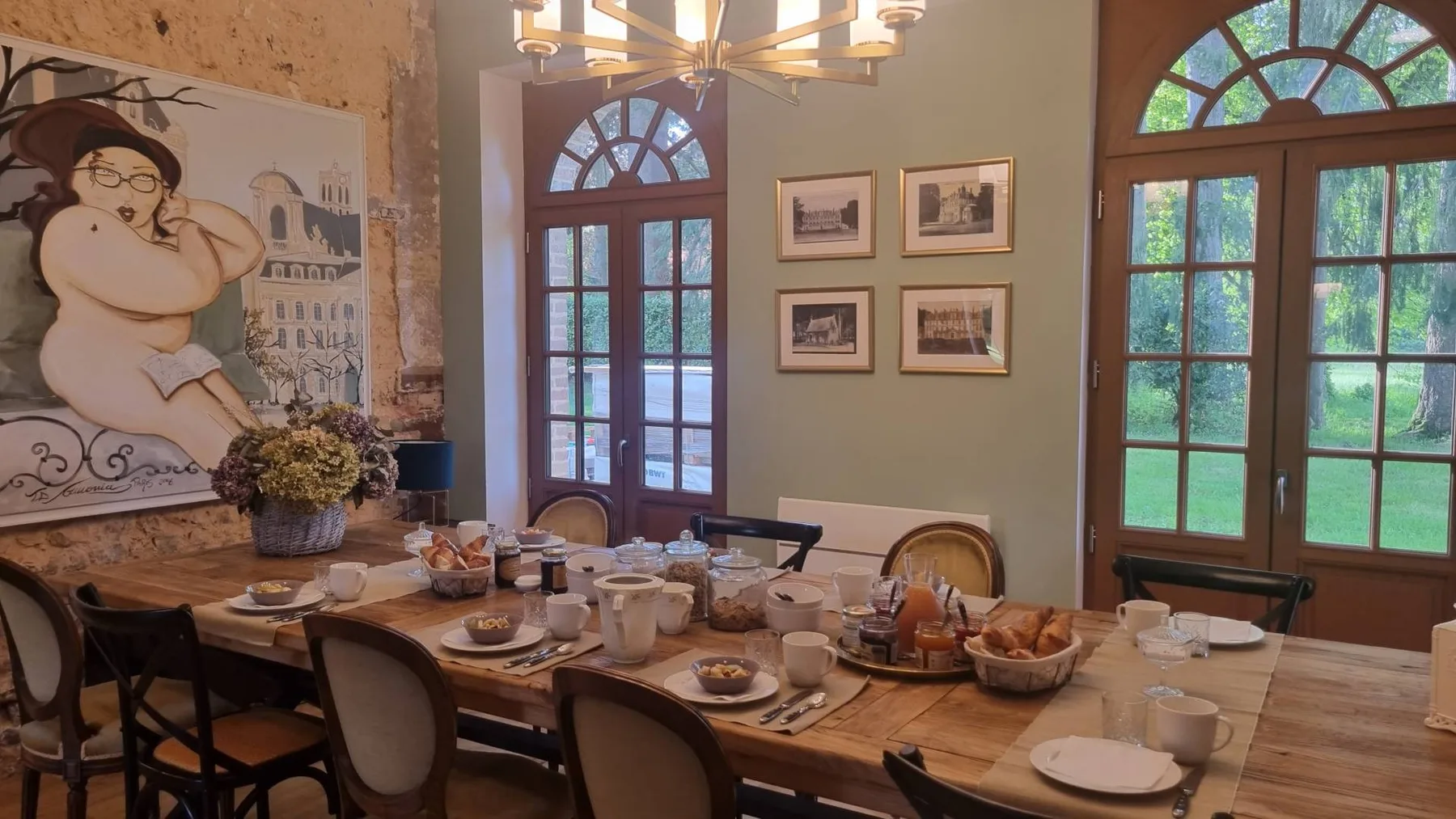 Dining area at Les Écuries