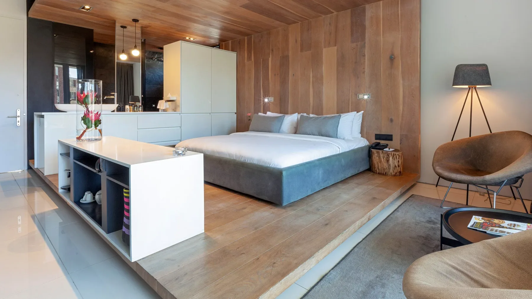 Interior de la habitación con baño privado