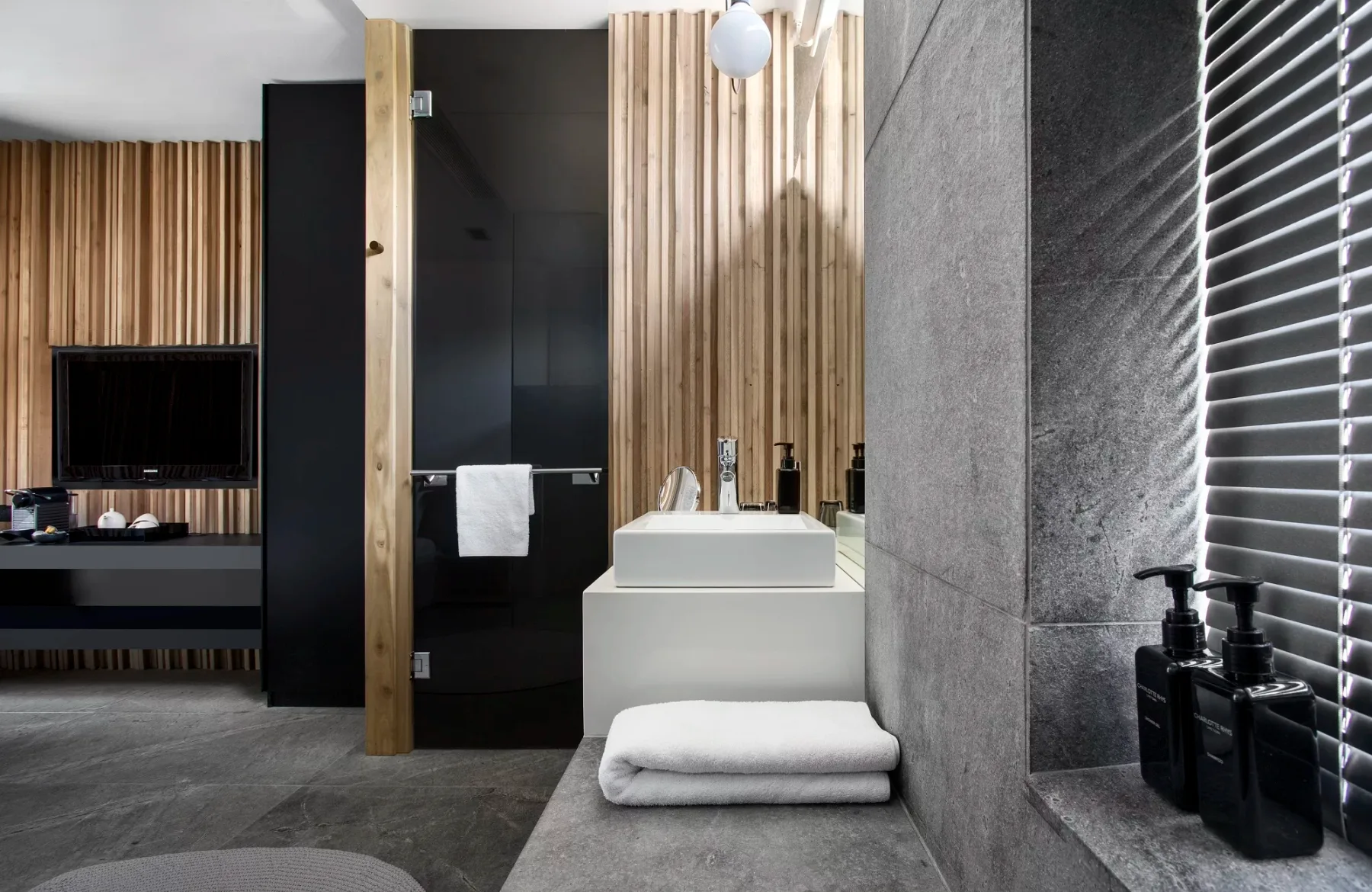 Baño y zona de televisión de la habitación Mini Mountain