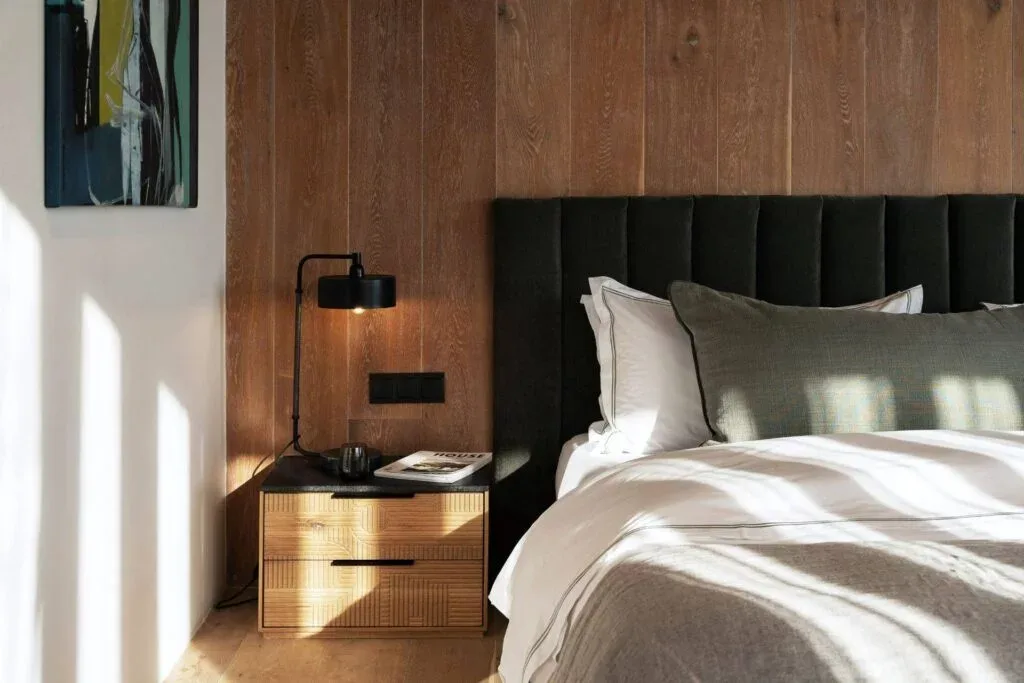 Detalle del elegante dormitorio de la suite Deluxe en el hotel POD