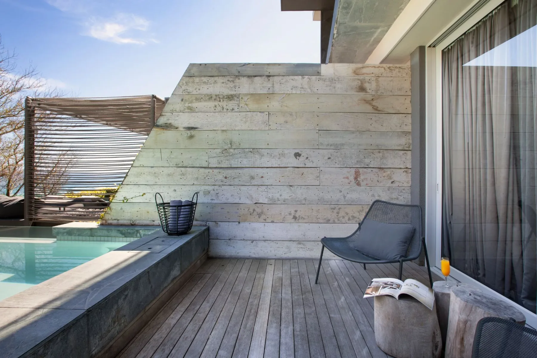Patio con pequeña piscina en una habitación Terrace Pool