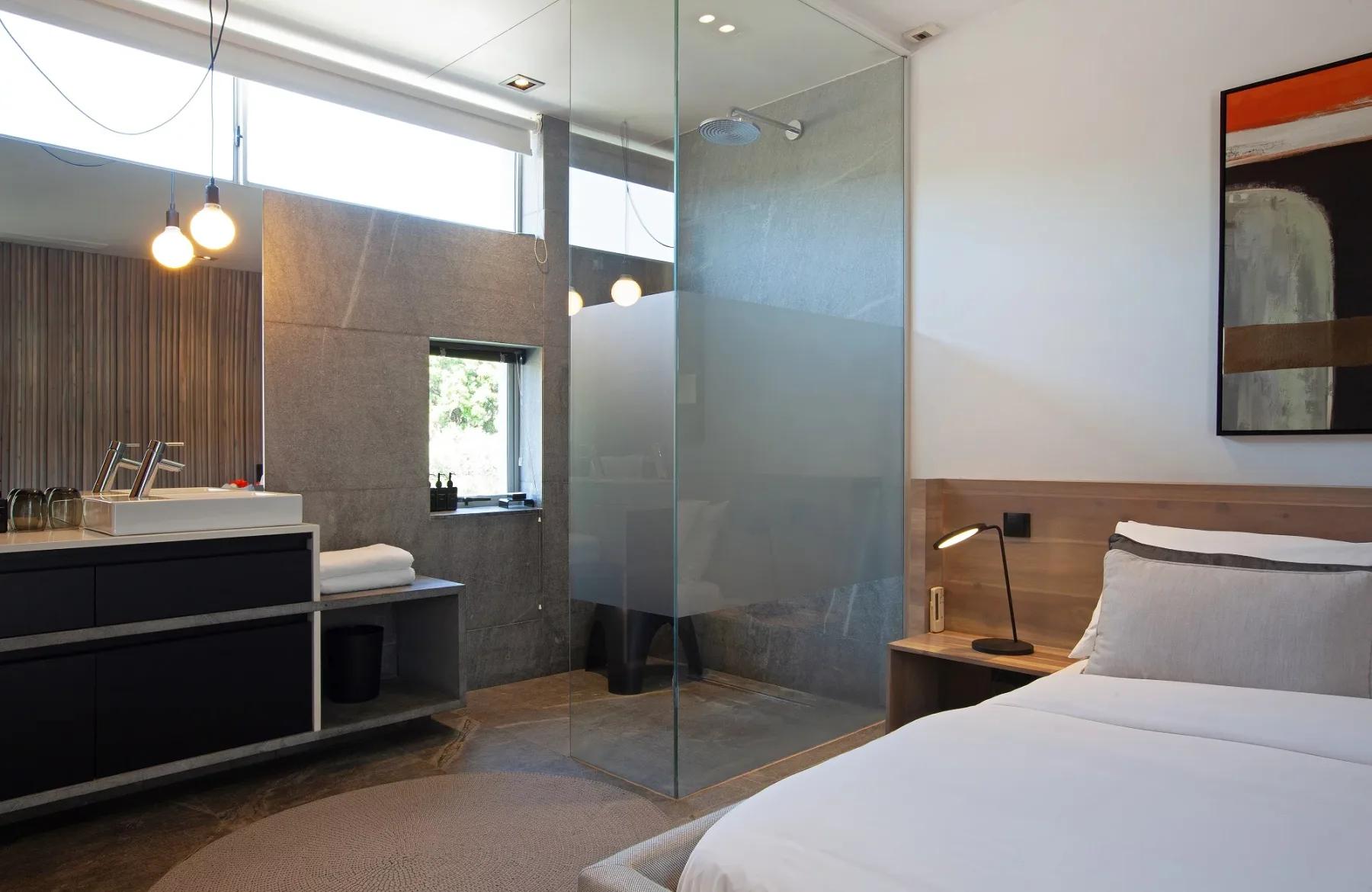 Ducha de lluvia y cama de la habitación Mini Mountain