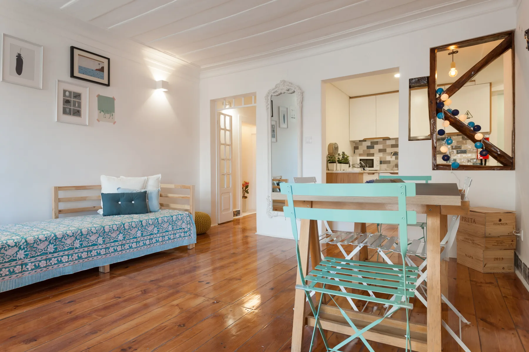 Un luminoso comedor y sala de estar con una mesa turquesa y asientos.