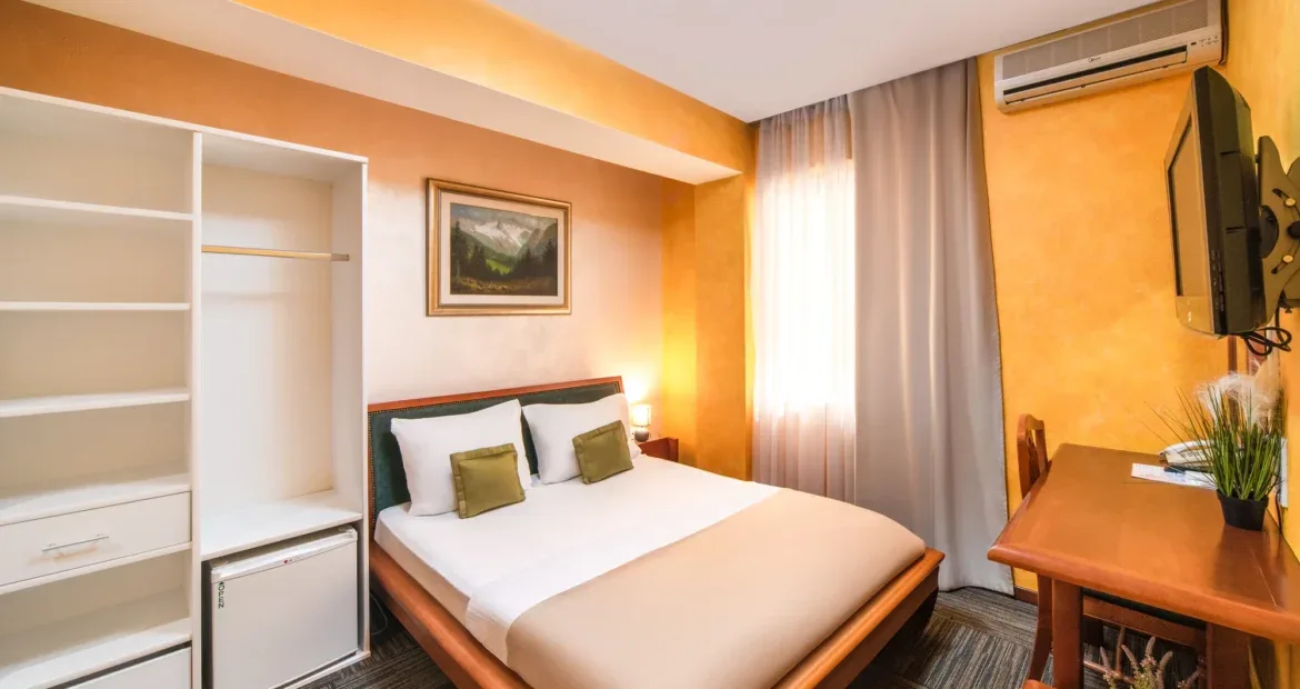 Habitación doble con cama de matrimonio