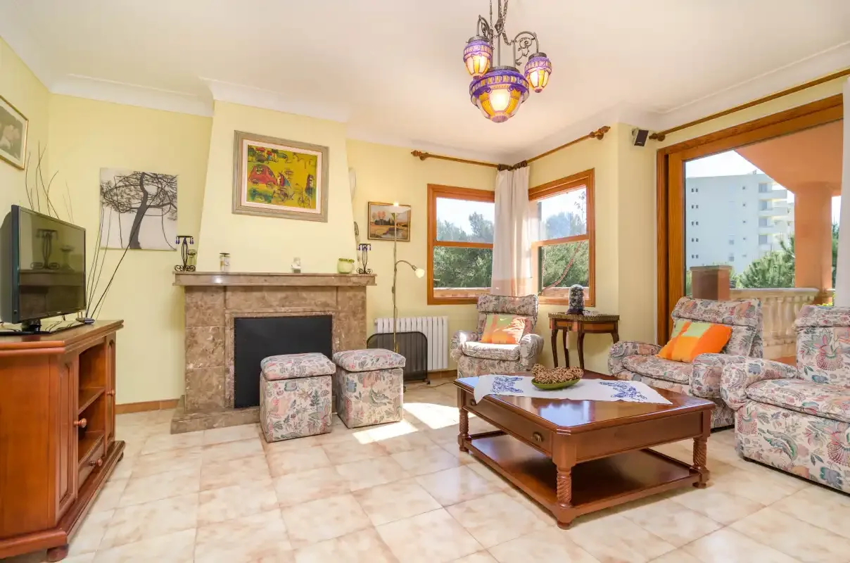 Una sala de estar con asientos, una chimenea y una mesa de centro.