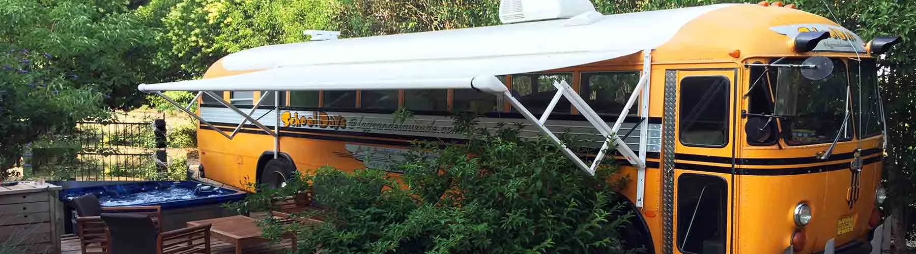 Autobús escolar convertido en alojamiento