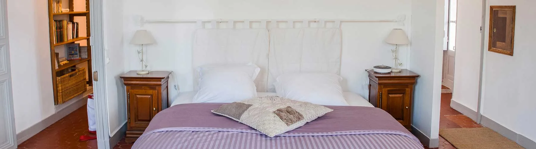 Cama de la habitación de huéspedes