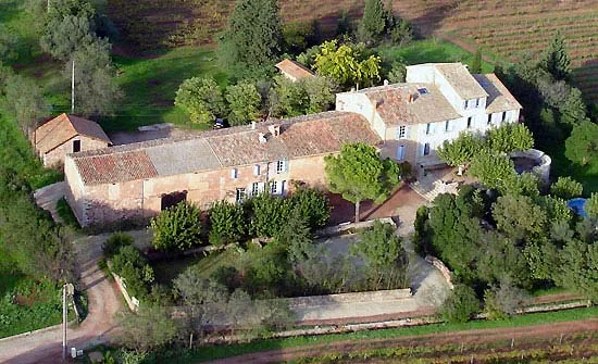 Vista del alojamiento y piscina cubierta