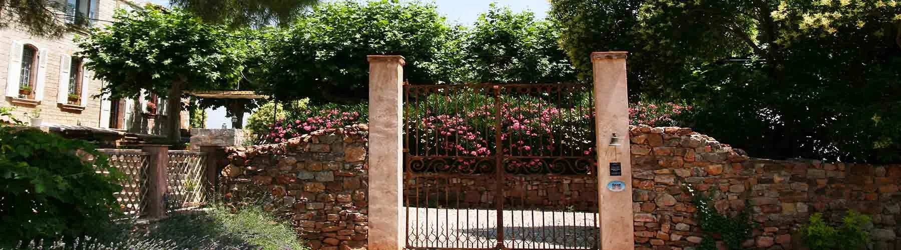 Portón de entrada del alojamiento